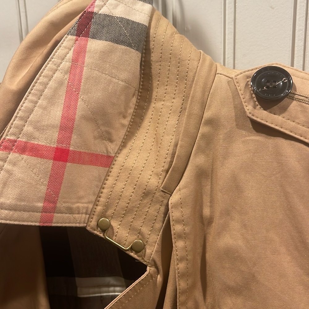 Burberry Tan Trench Coat with Brown Lining - Picture 6 of 14